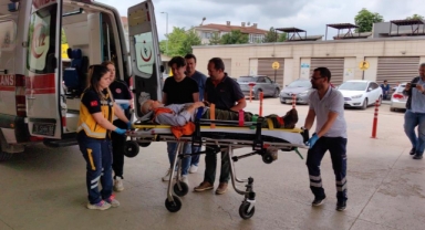 Durdurmak istediği traktörünün altında kaldı