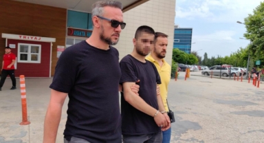 Eşini bıçakladı, kızının karne töreninde yakalandı