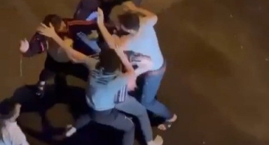 Gençlerin sopalı ve yumruk yumruğa kavgası kamerada