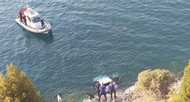 Gevaş'ta araç göle uçtu: 2 ölü