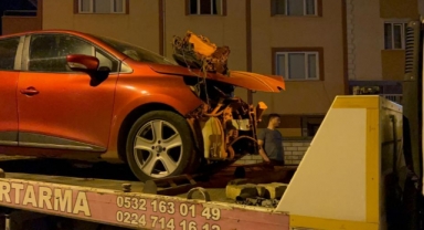 İnegöl'de 2 otomobil kafa kafaya çarpıştı: 4 yaralı