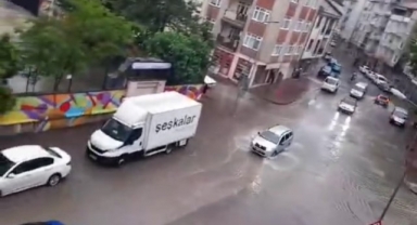İnegöl’de şiddetli yağış hayatı felç etti