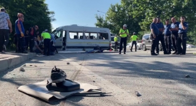 İşçi servisi ile otomobil çarpıştı