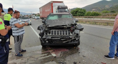 Jip tıra arkadan çarptı :1 yaralı