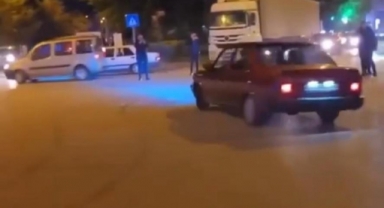 Kimseye aldırış etmeden drift attı