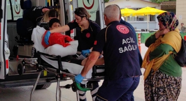 Küçük çocuk kolunu ot biçme makinesine sıkıştırdı