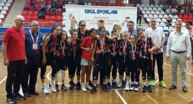 Macide Gazioğlu Ortaokulu Aydın’dan iki kupayla döndü
