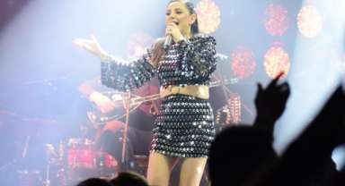 Merve Özbey Bursa’da coşturdu