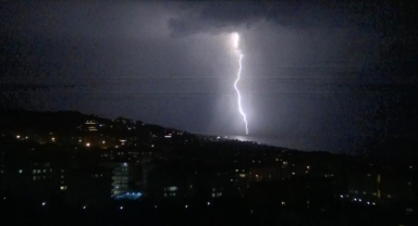 Mudanya'da şimşekler geceyi aydınlatı