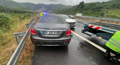 Otobanda araçlar birbirine girdi: 4 yaralı