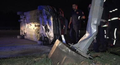 Otomobil Aydınlatma direğine çarptı: 2 yaralı