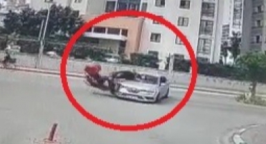 Otomobille çarpışan motosiklet sürücüsü böyle havalandı