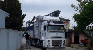 Prefabrik ev elektrik tellerine takıldı