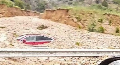 Selin getirdiği çamur aracı yuttu: 1 ölü