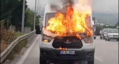 Seyir halindeki servis minibüsü alev alev yandı