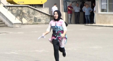 Sınava geç kaldı, gözyaşlarını tutamadı