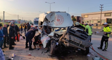 Sporcuları taşıyan minibüs hafriyat kamyonuna çarptı