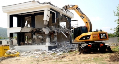 Tarım arazisine yapılan kaçak villa yıkıldı