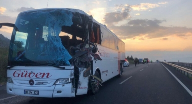 Tır otobüsle kafa kafaya çarpıştı: 2 ölü, 20 yaralı