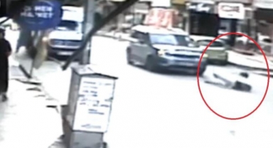 Yola aniden fırlayan çocuğa otomobil böyle çarptı