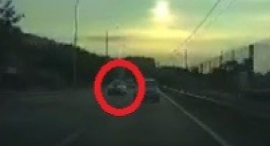 Yolun ortasına atlayan şahsa araç böyle çarptı