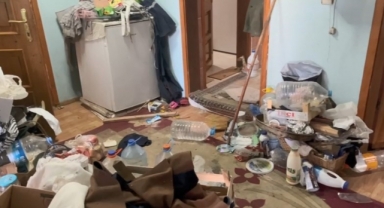 3 katlı binadan kamyon kamyon çöp çıktı