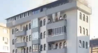 5 katlı binanın çatısı alev alev yandı