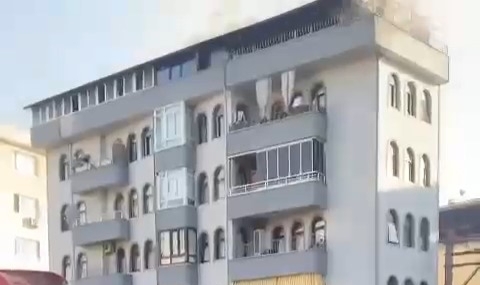 5 katlı binanın çatısı alev alev yandı