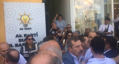 AK Parti İl Başkanlığı önünde gergin anlar!
