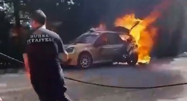 Arıza yapan yarış otomobili alev topuna döndü