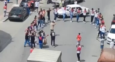 Asker eğlencesinde trafiği kesip halay çektiler