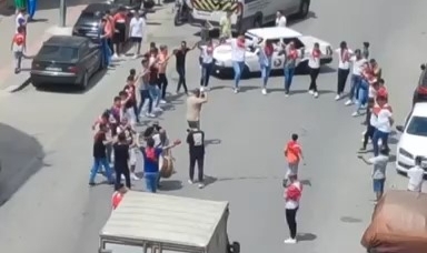 Asker eğlencesinde trafiği kesip halay çektiler