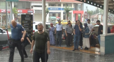 Bursalılar sağanak yağmura hazırlıksız yakalandı