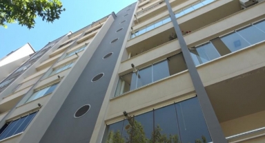 Cam balkon takarken 7. kattan düştü