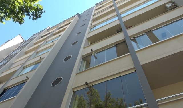 Cam balkon takarken 7. kattan düştü