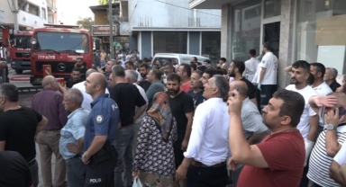 Çatı alev alev yandı, mahalleli izledi