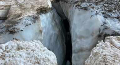 Cilo’da buzul kırıldı, 4 kişi oluşan çukura düştü