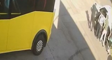 Dalgın sürücü yolda yayaya çarptı