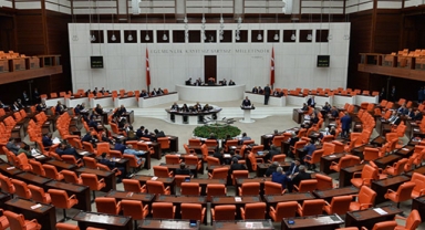 Emekliye yüzde 25 zam Meclis'ten geçti