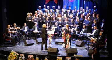 Emel Sayın şarkılarıyla mest ettiler