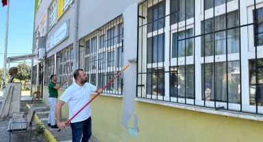 Fırçayı eline alan gönüllüller okulları boyadı