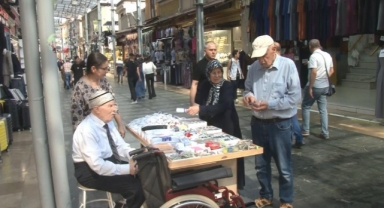 Gözleri görmeden tek başına 66 yıldır esnaflık yapıyor