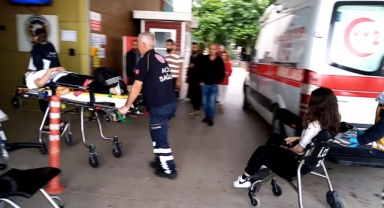 İnegö'de otomobil bariyerlere çarptı: 4 yaralı