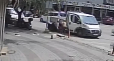 Kamyonet ile elektrikli bisiklet çarpıştı