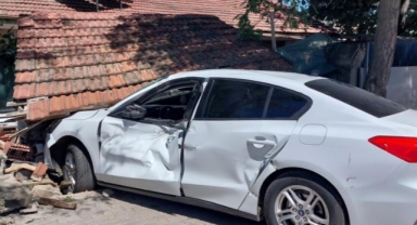 Kamyonla çarpışan otomobil bahçeye girdi