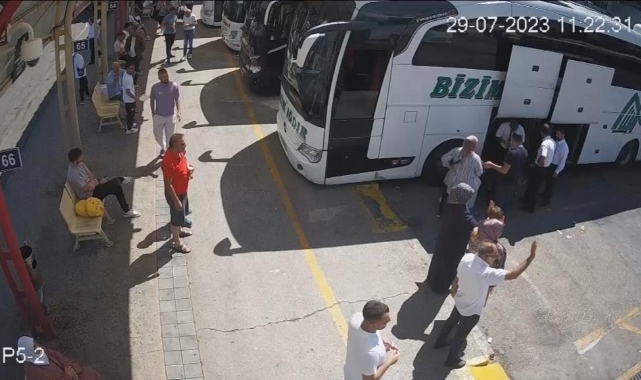 Kars'ta şarampole uçan otobüs'ü böyle yolcu ettiler