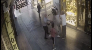 Kavga eden gençleri süpürgesiyle ayırdı