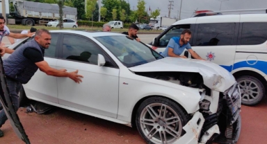 Kontrolden çıkan tır 2 otomobile çarptı