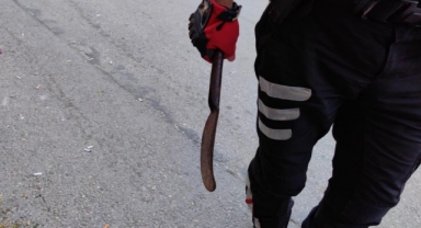Kovaladığı şahsı satırla yaraladı