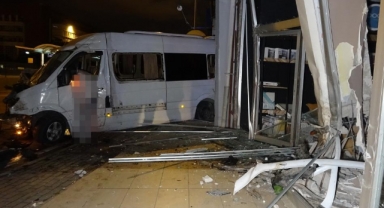 Minibüsün kontrolünü kaybetti mağazaya girdi: 1 ölü
